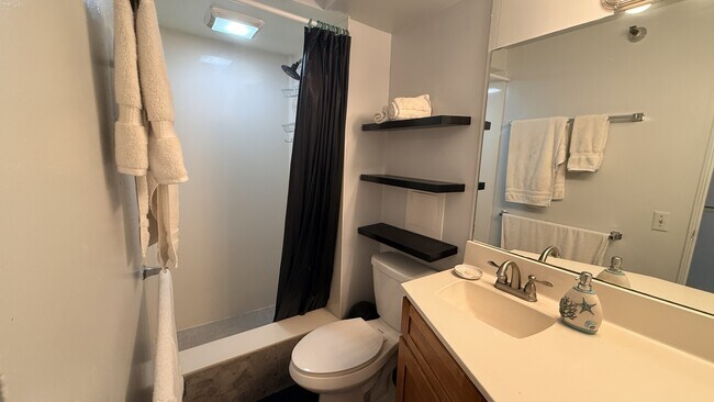 Building Photo - 1700 Ala Moana Blvd