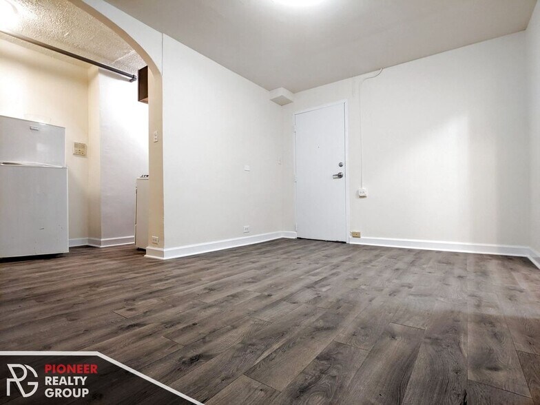 Building Photo - 5417 N Kenmore Ave