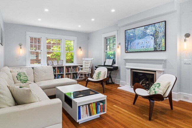 Building Photo - *Beautifully Updated & Spacious 4BD/3.5BA ...