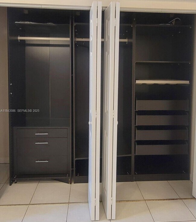 Building Photo - 540 Brickell Key Dr