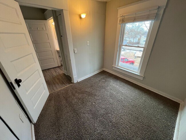 Building Photo - OM-910 N 9th Street