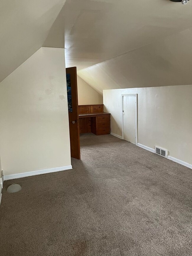 Building Photo - 2 Bedroom Bungalow - $1100