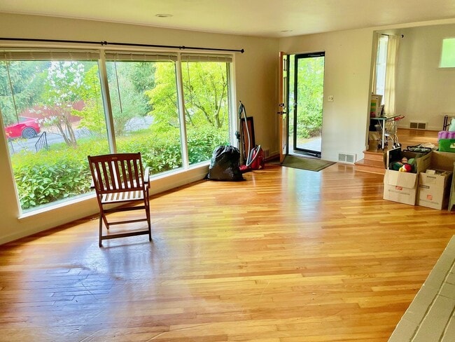 Building Photo - Charming  home on quiet street, great loca...