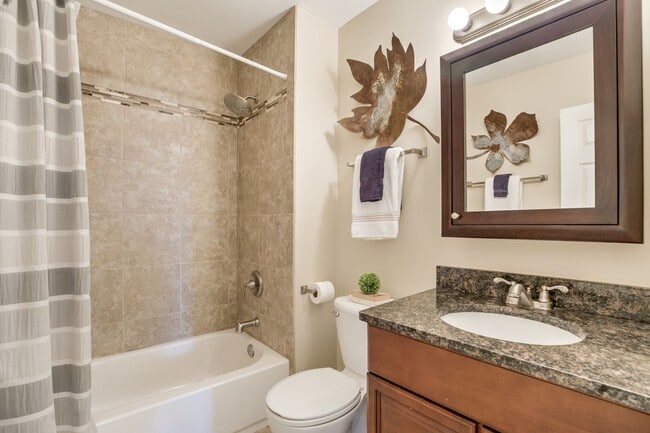 Building Photo - Beautiful Three Bedroom Town Home!