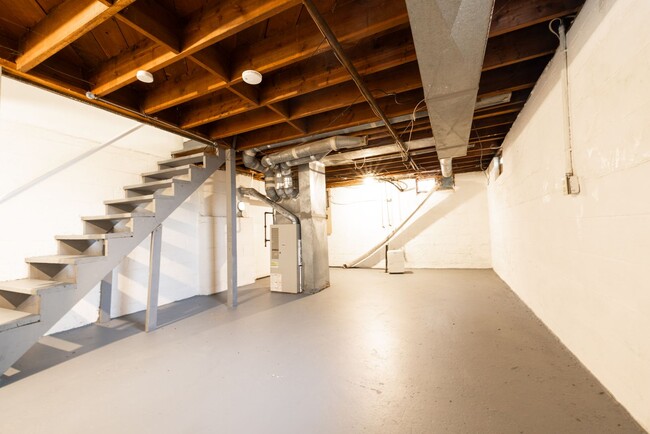 Building Photo - 2818-2820-2820 Vanderberg Ave