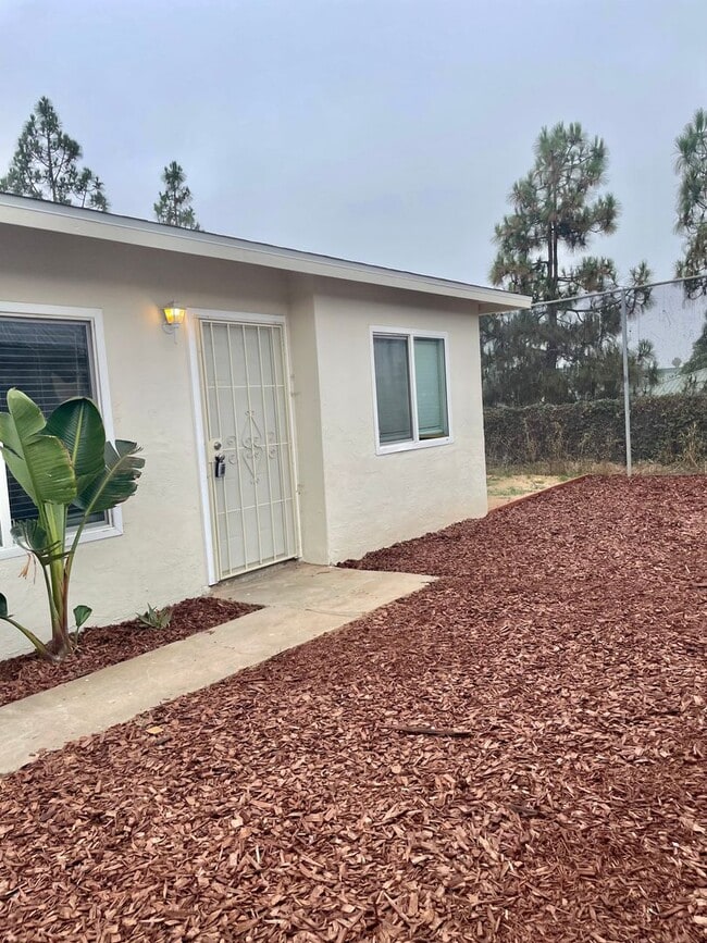 Building Photo - Newly Remodeled 2 Bedroom 1 Bath House!