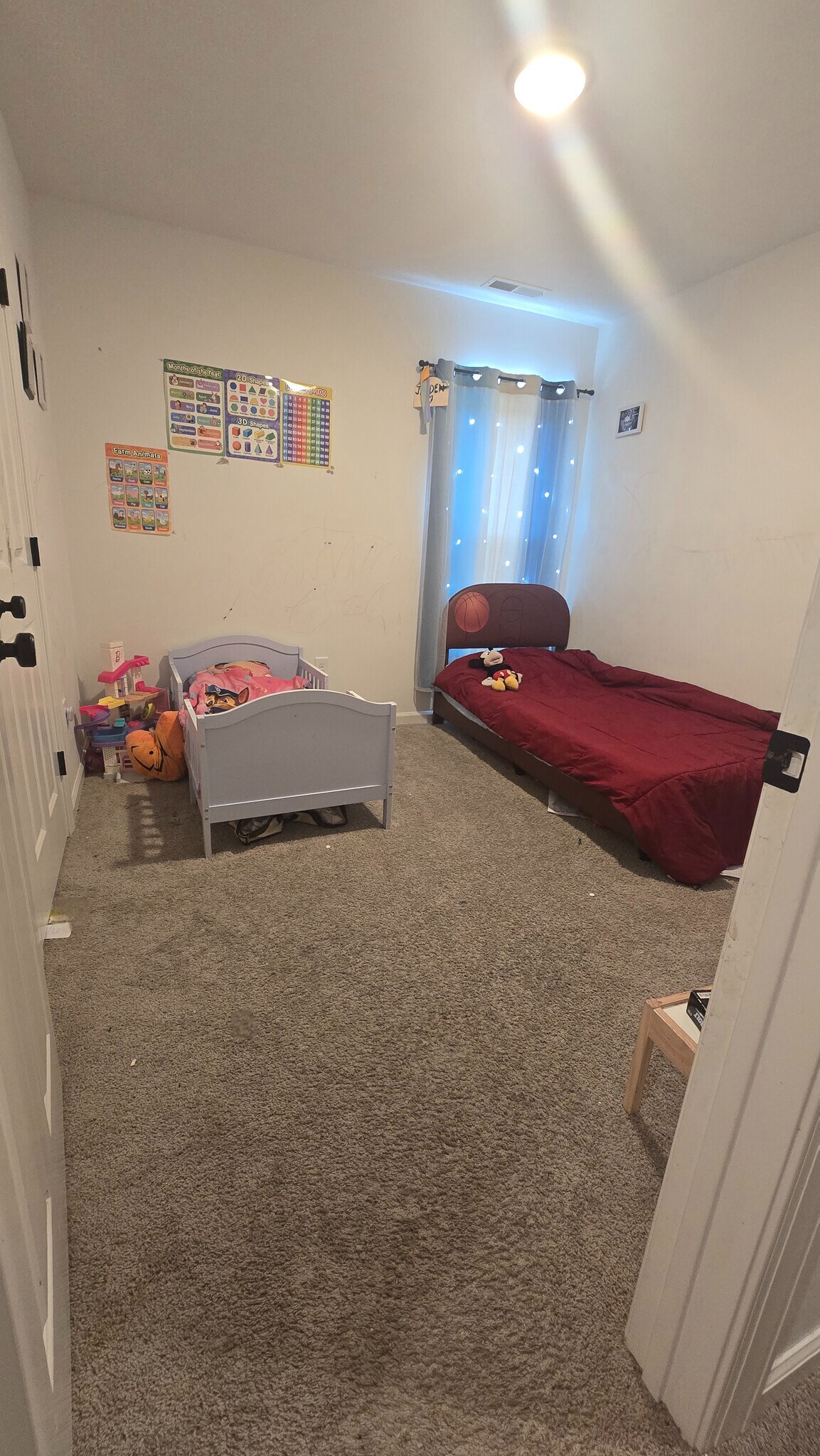 Building Photo - Room in House on Maplewood Dr