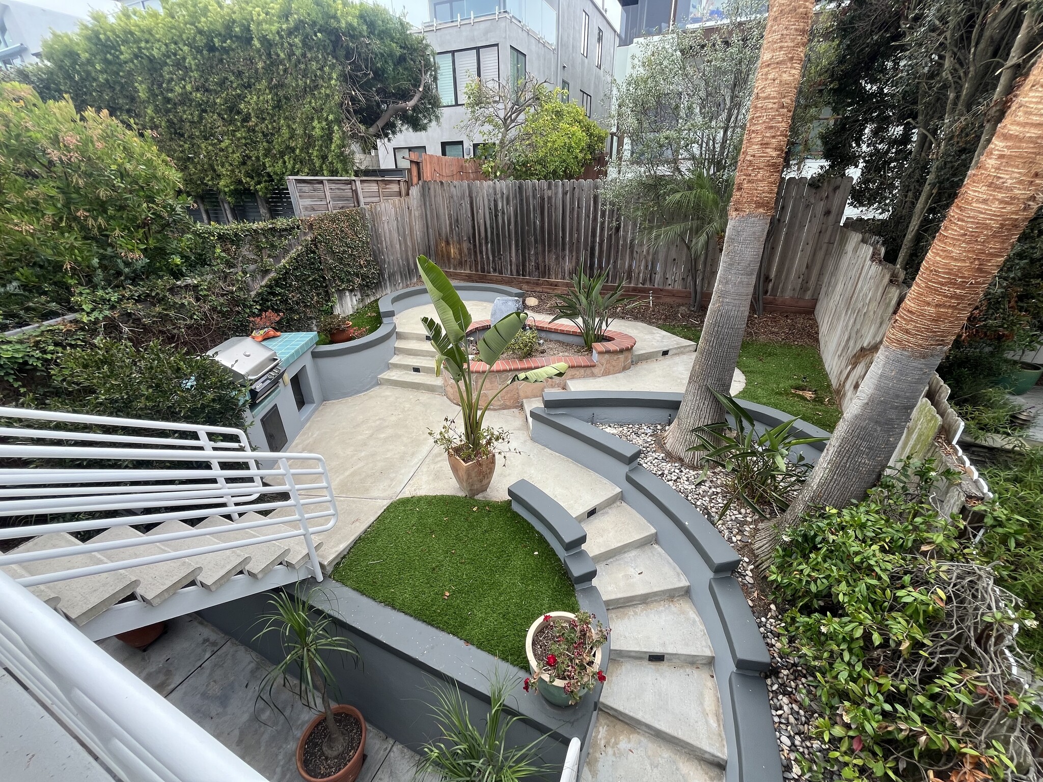 Great fenced outdoor space with barbecue - 1122 La Mirada St