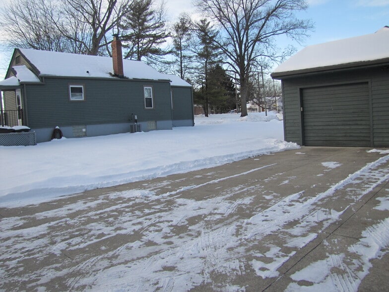 Building Photo - 9982 Zig Zag Rd