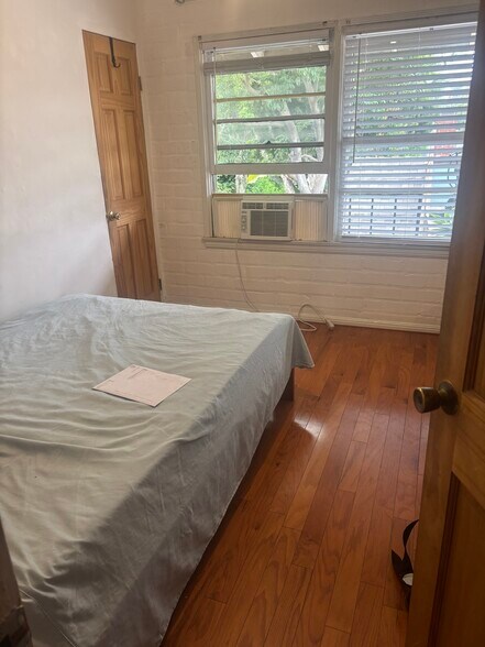 Bedroom with queen bed - 2023 Cloverfield Blvd