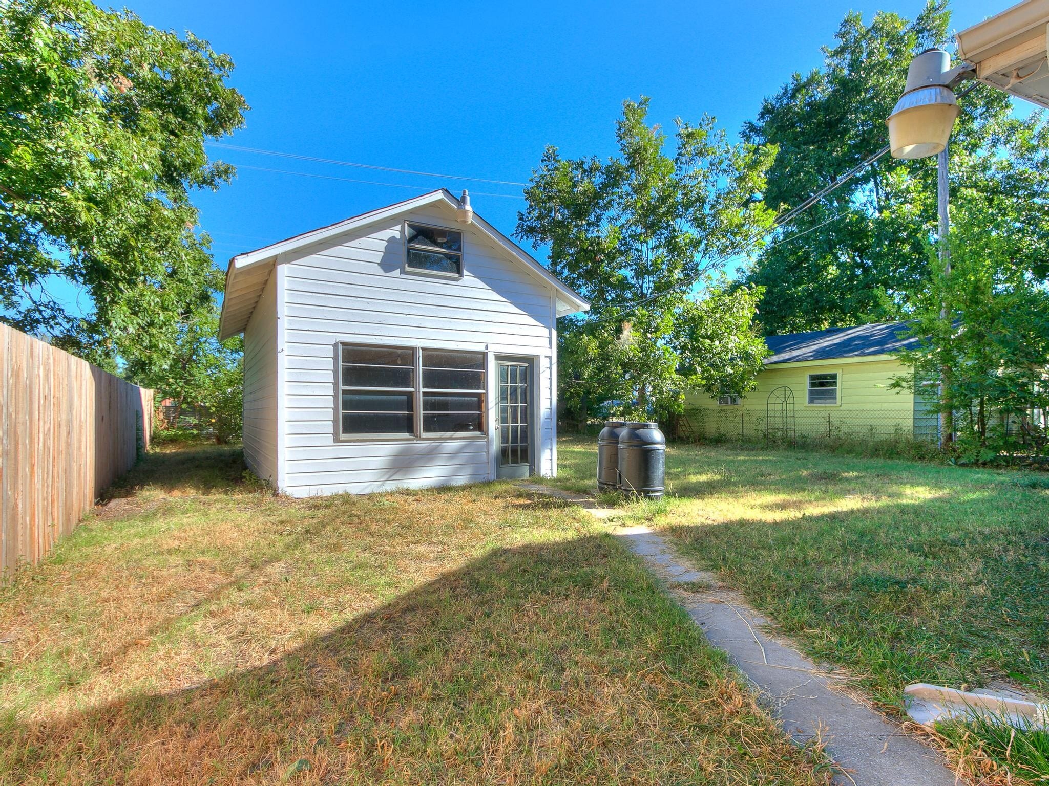 Building Photo - 703 Dakota St