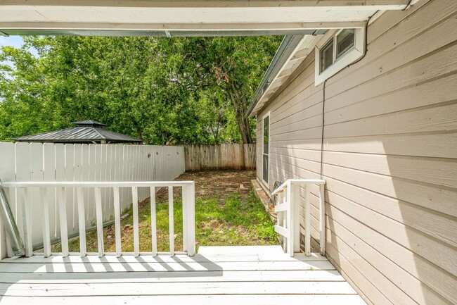 Building Photo - 1391 N Paddock Ave