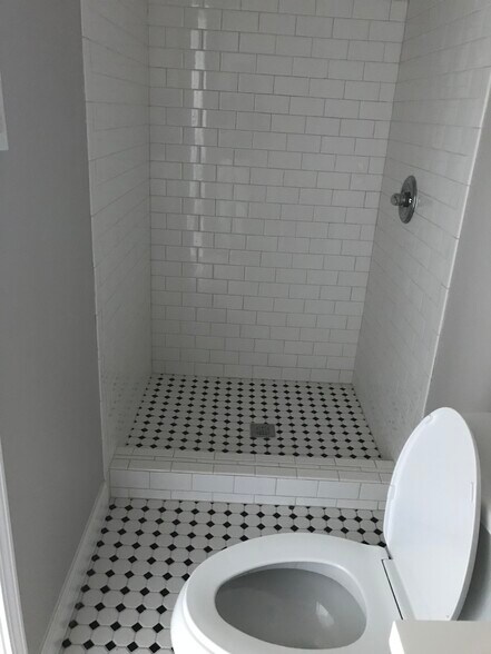 Building Photo - 5547 Woodlawn Pl