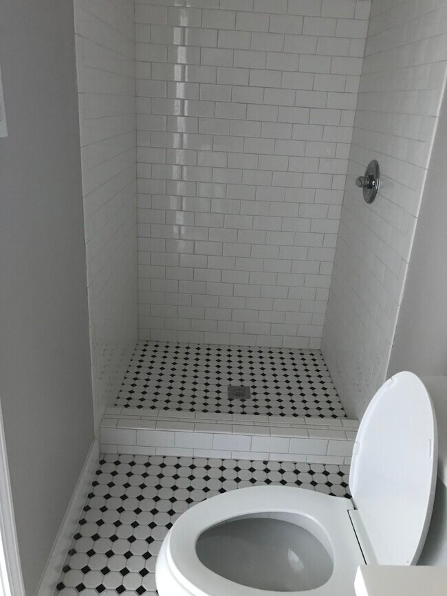 Building Photo - 5547 Woodlawn Pl