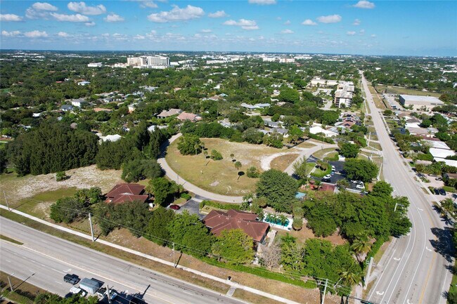 Building Photo - 444 Pine Cir