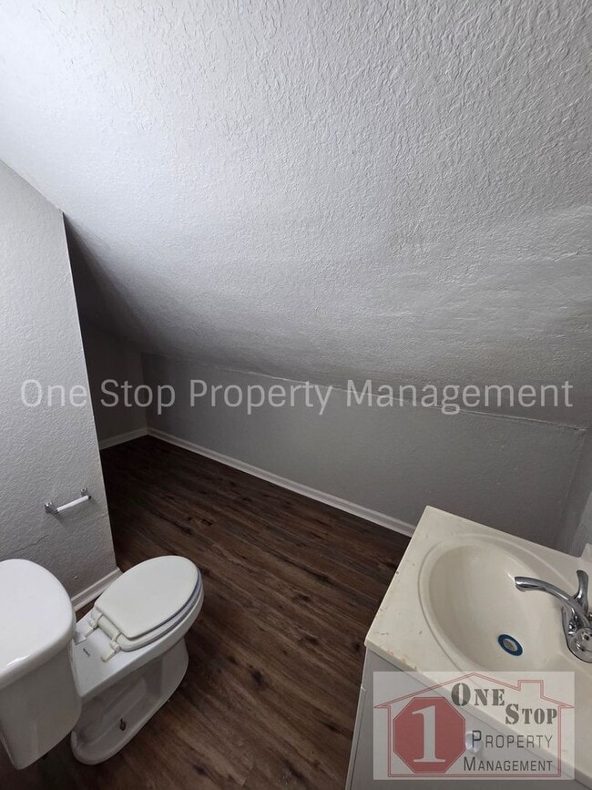 Building Photo - Spacious 3 bedroom/ 2 bathroom in Kansas City!