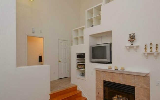 Building Photo - 2436 Syracuse St