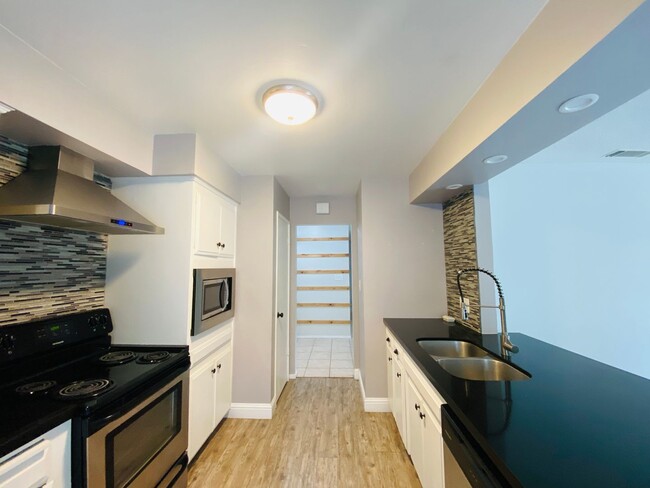 Building Photo - $2,100 Charming 3 Bedroom Home With 2 Livi...