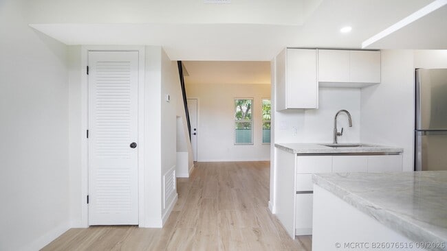 Building Photo - 701 S Royal Poinciana Blvd