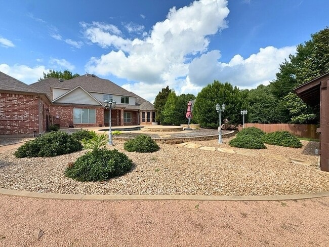Building Photo - 1205 Golden Gate Dr