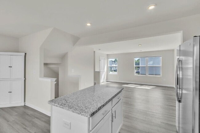 Building Photo - Modern 3BR Townhome with Bonus Room Near F...