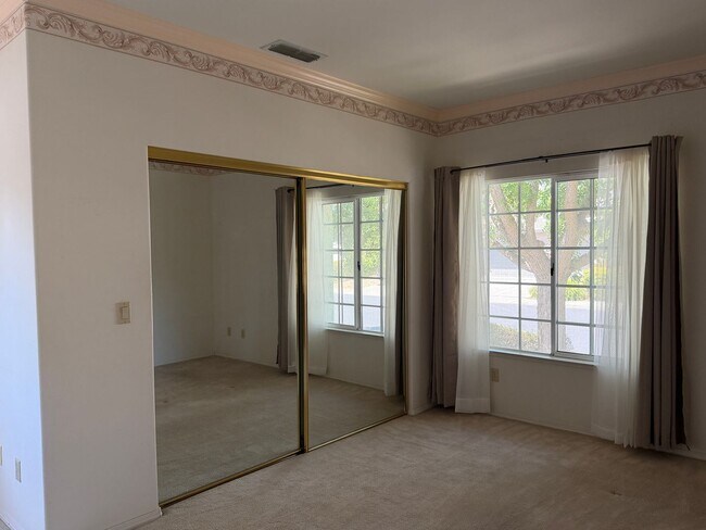 Building Photo - 625 Fox Hollow Way