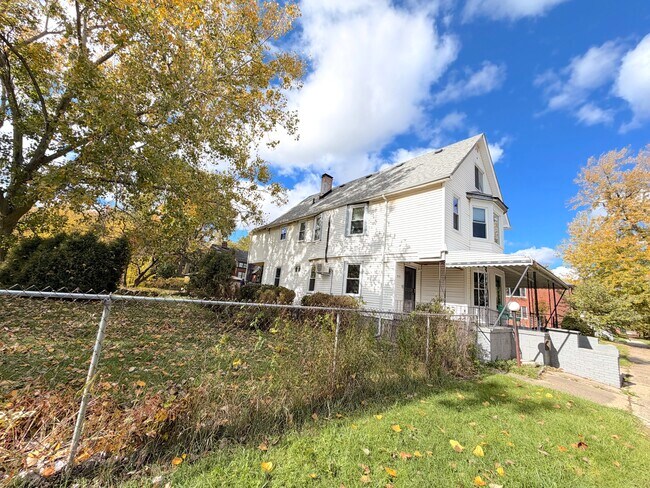 Building Photo - 1419 Fischer St