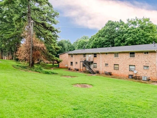 Building Photo - 1635 Line Cir