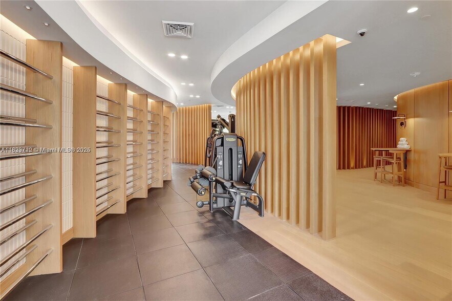 Building Photo - 2655 S Bayshore Dr