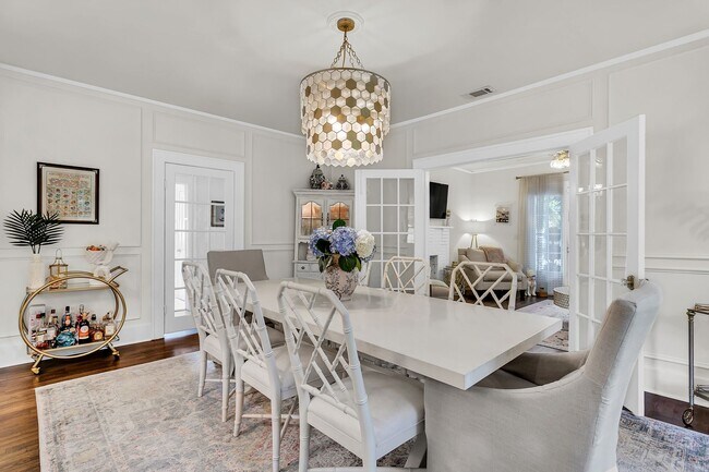 Building Photo - Completely Renovated Charming - 3 bedroom 2 bathroom home - 1108 Bonventure Rd, Savannah GA