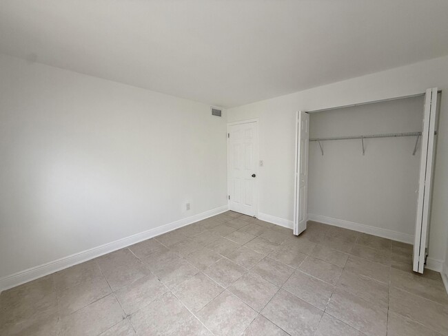 Building Photo - 906 Foresteria Dr