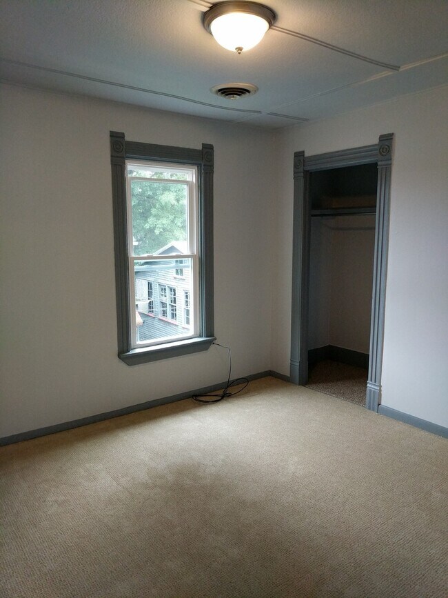 Building Photo - 305-305 1/2 W College St