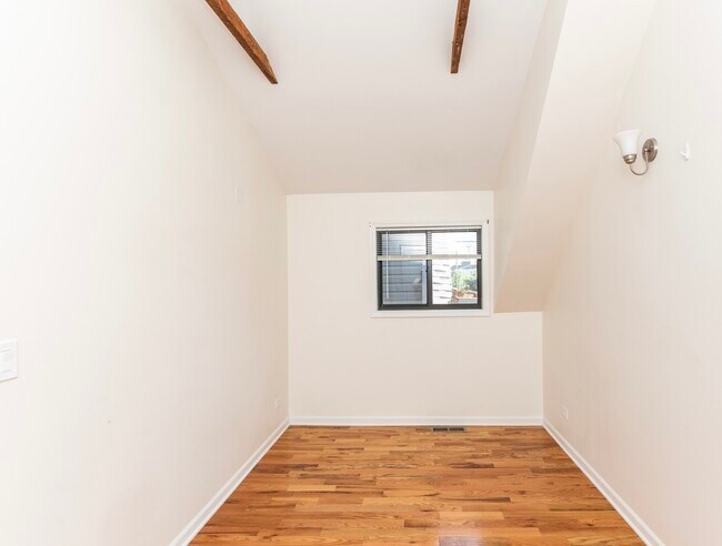 Building Photo - 1722 N Artesian Ave