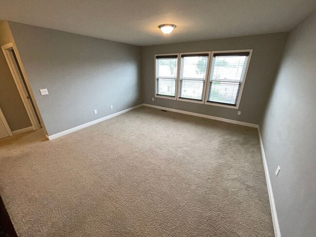 Building Photo - Large Home East Jefferson For Rent