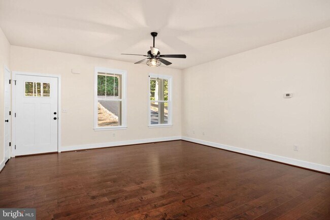 Building Photo - Adorable, Newer Home