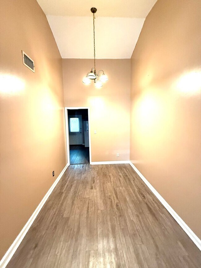 Building Photo - ** 2 bed 2 bath located off Vaughn road ** Call 334-366-9198 to schedule a self showing