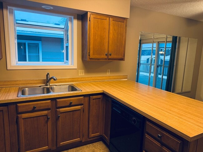 Building Photo - West End 4/2 - Garage, Deck and Fenced Backyard