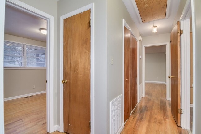 Building Photo - Updated 3 Bed 2 Bath off Columbia Rd