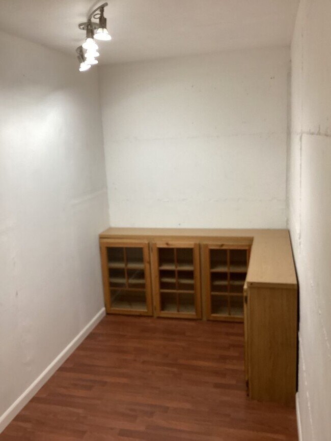 Building Photo - Charming Edmonds Condo with Two Garages an...