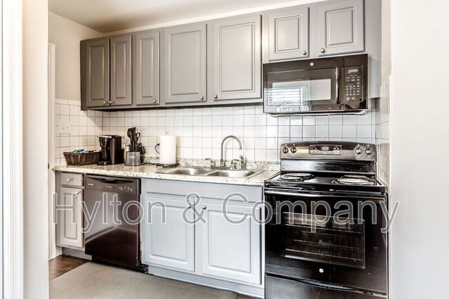 Building Photo - 222 W 31st St