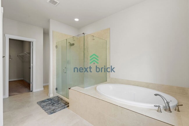 Building Photo - 5 BED & 3.5 BATH FOR RENT