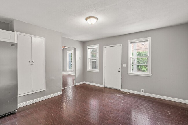 Building Photo - 3BR/1 Bath Lower Level Duplex in Northeast...