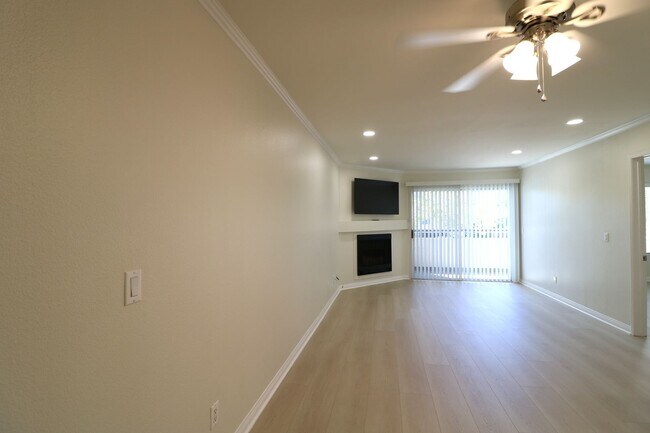 Building Photo - 5545 Canoga Ave