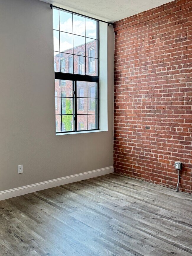 Building Photo - 70 Webster St