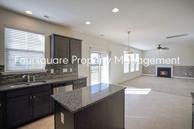 Building Photo - Spacious Single-Family Home with Open Floor Plan, Loft & Two-Car Garage – In the Popular Arrowhea...