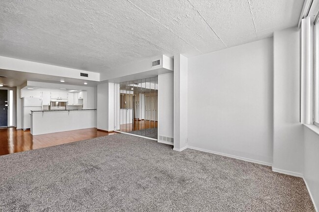 Building Photo - Art Deco Condo 1 Bedroom  1 Bath with cove...