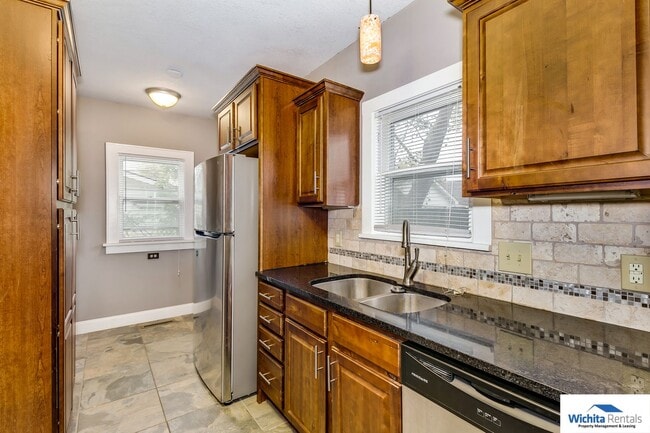 Building Photo - 401 N Oliver St