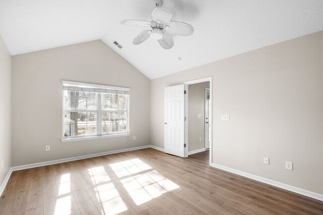 Building Photo - 571 Riverward Dr