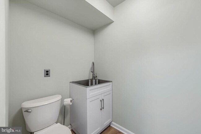 Building Photo - 530 Highland Dr