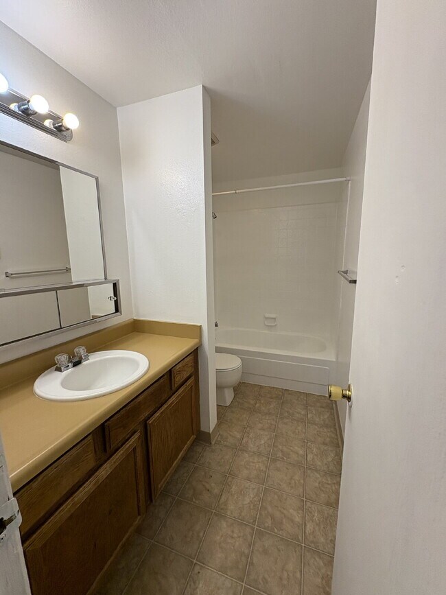 Building Photo - 2 bedroom duplex - Bennett